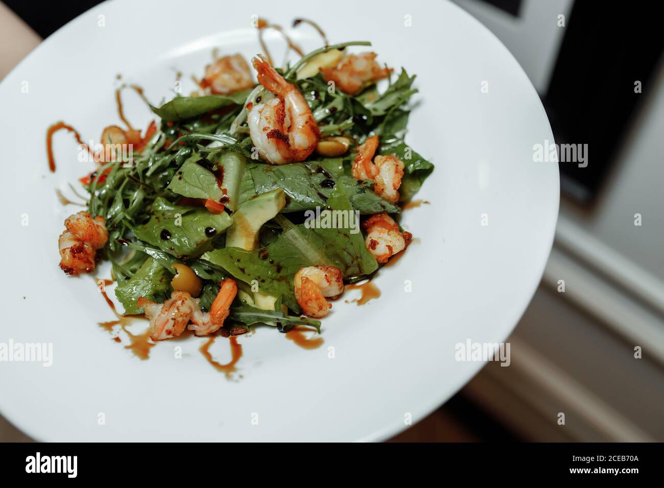 Salade verte avec crevettes. Repas de fruits de mer sains Banque D'Images