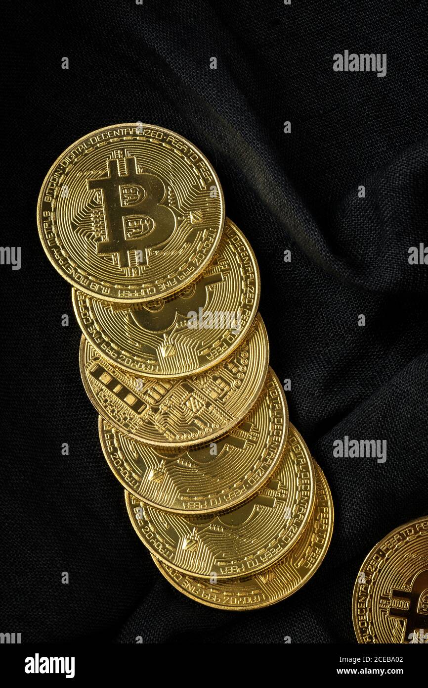 Bitcoin doré sur arrière-plan coloré. Pose à plat Banque D'Images
