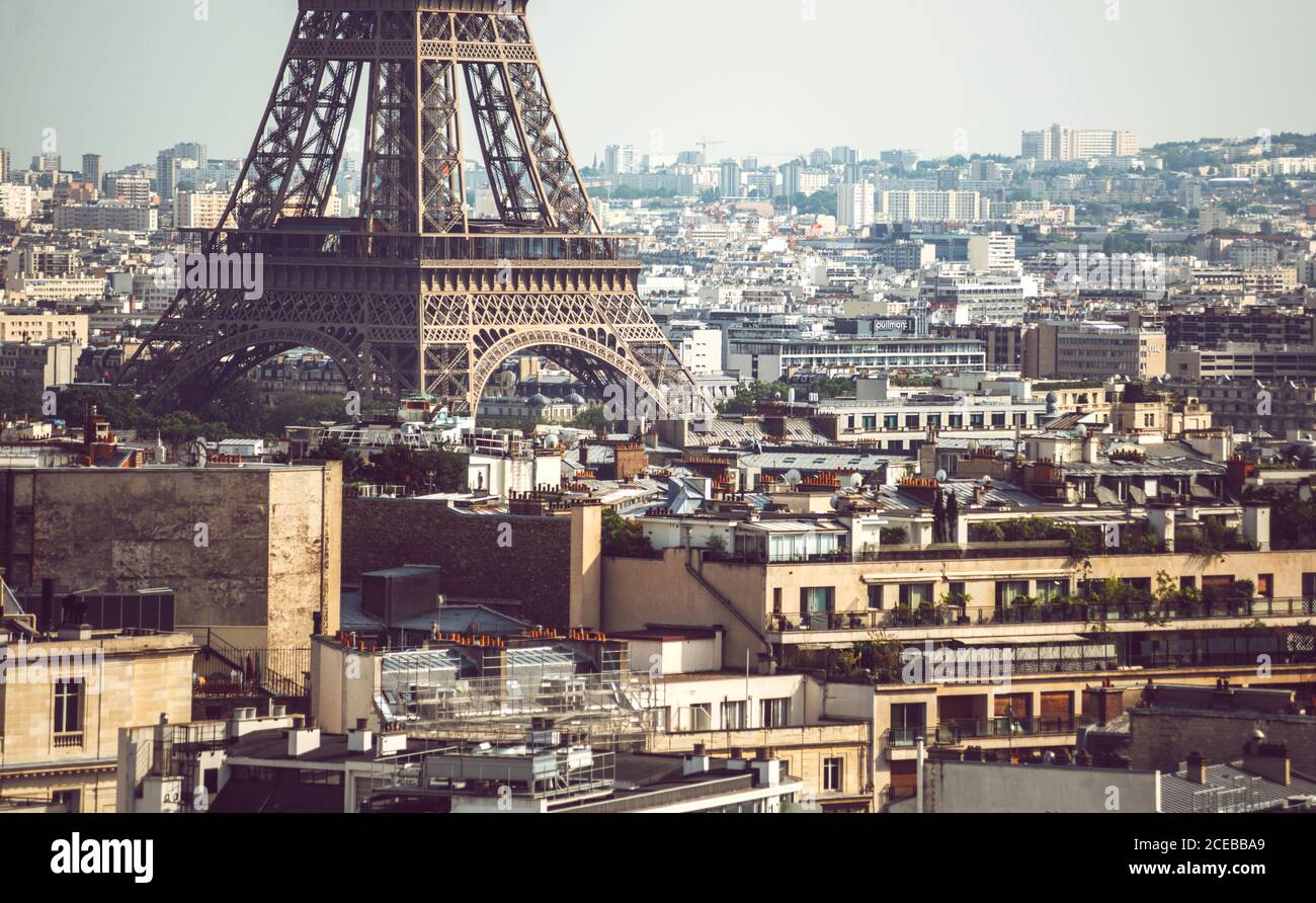 Sous-sol de la Tour Eiffel, debout au milieu des bâtiments sur fond de Paysage urbain à Paris Banque D'Images