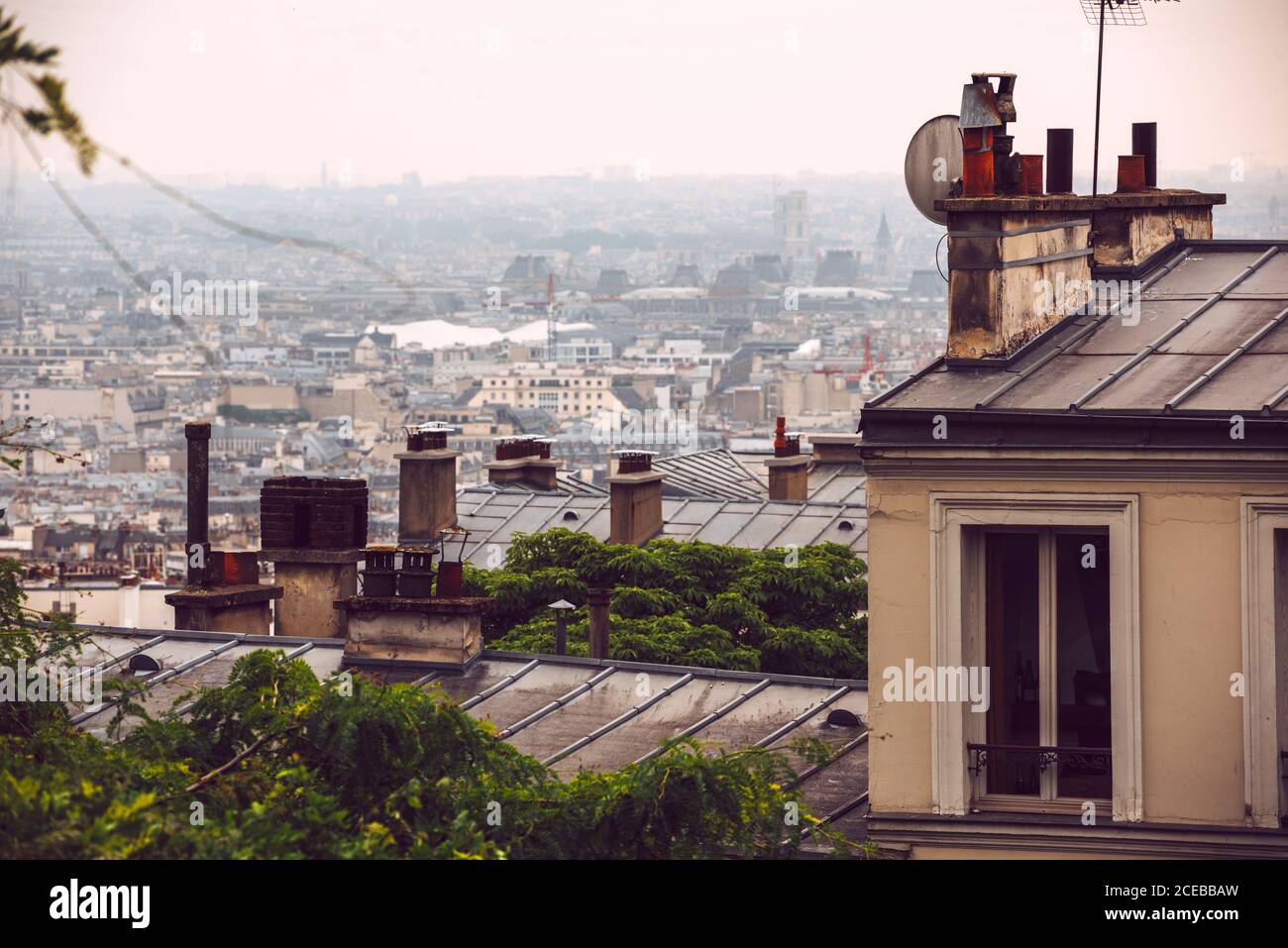 Vue d'en haut sur les arbres et les toits de la maison couverts avec  Brouillard à Paris Photo Stock - Alamy
