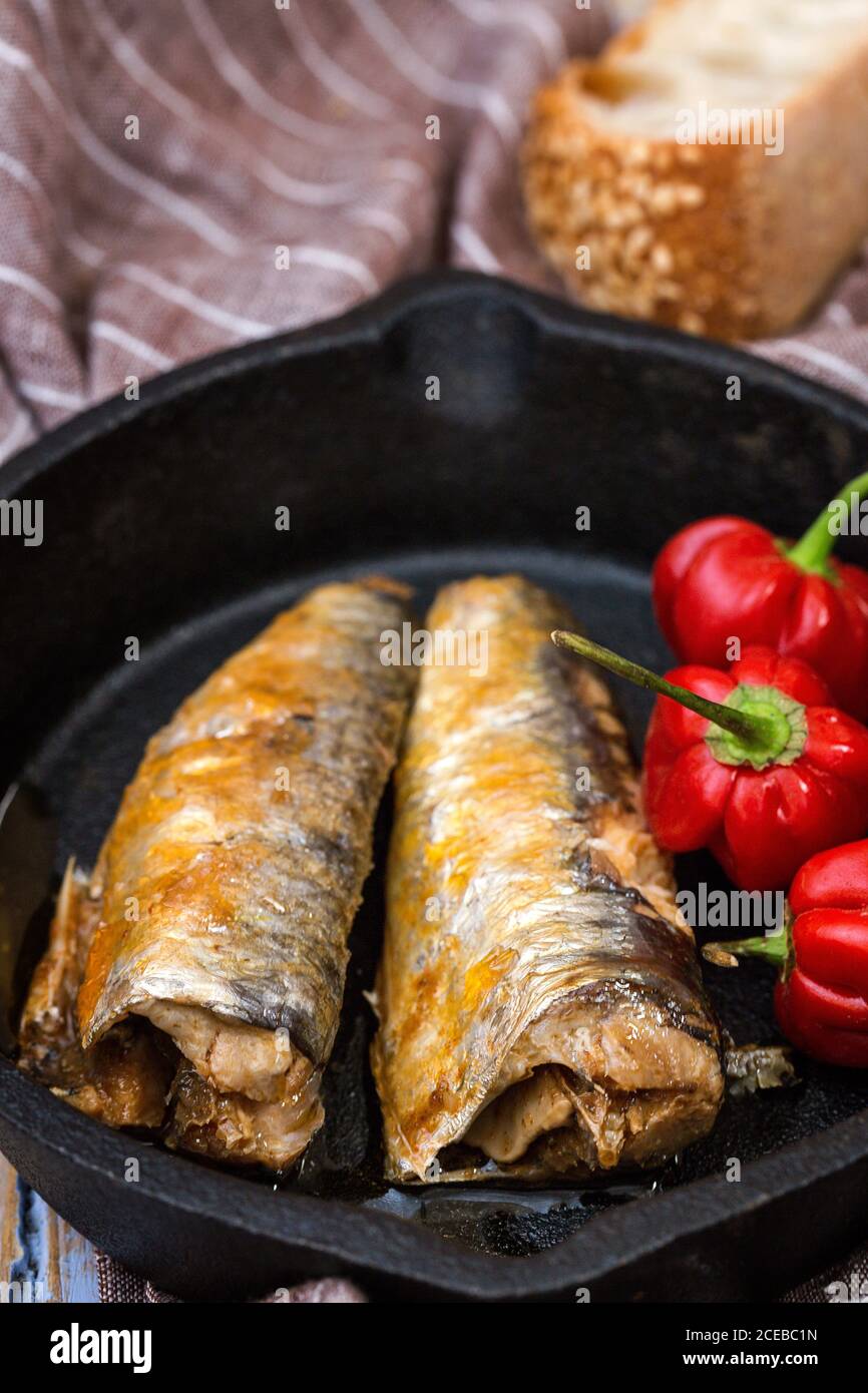 Poisson et poivrons en conserve sur la poêle Banque D'Images