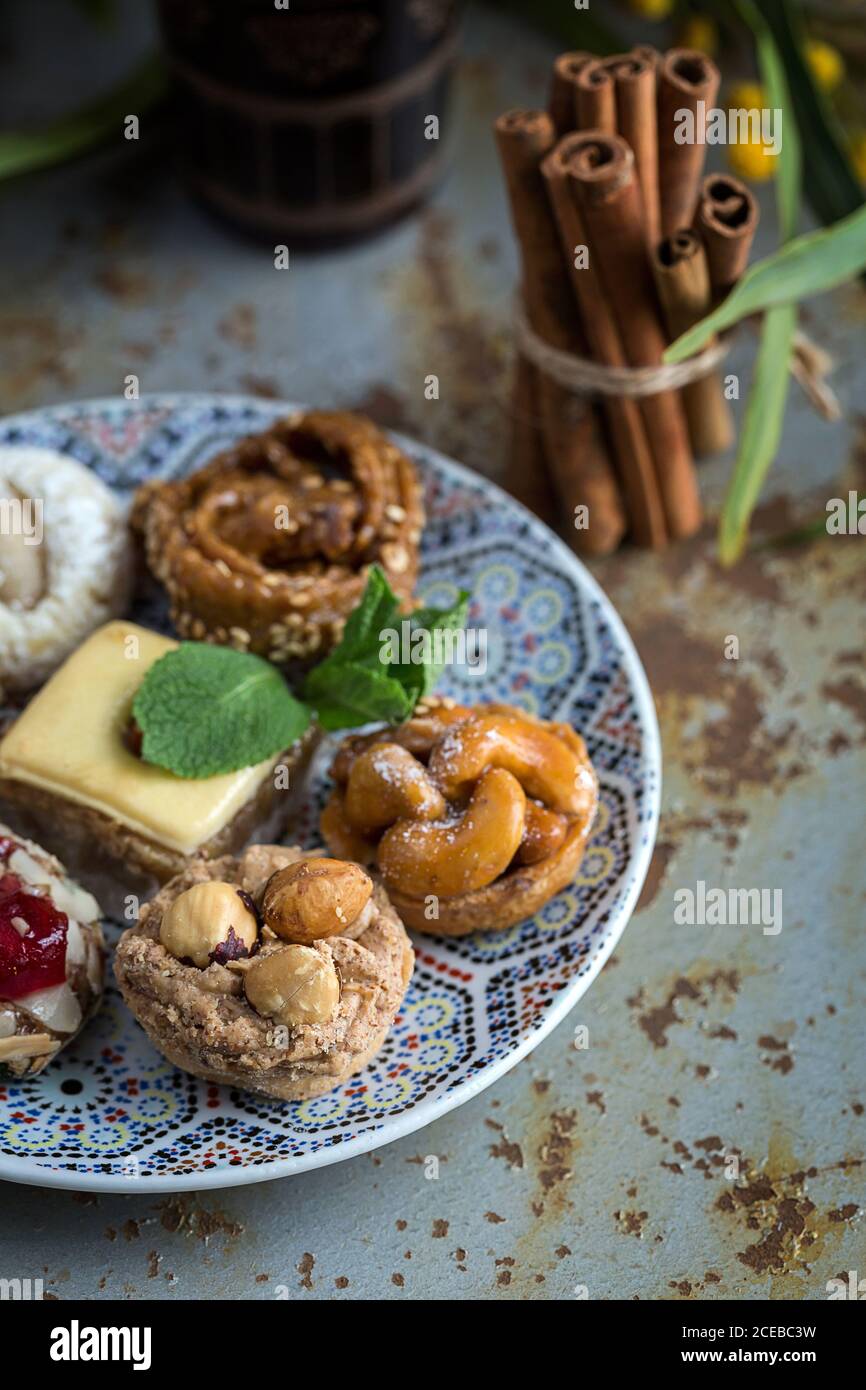 Sucreries marocaines typiques avec miel et amandes. Fait maison Banque D'Images