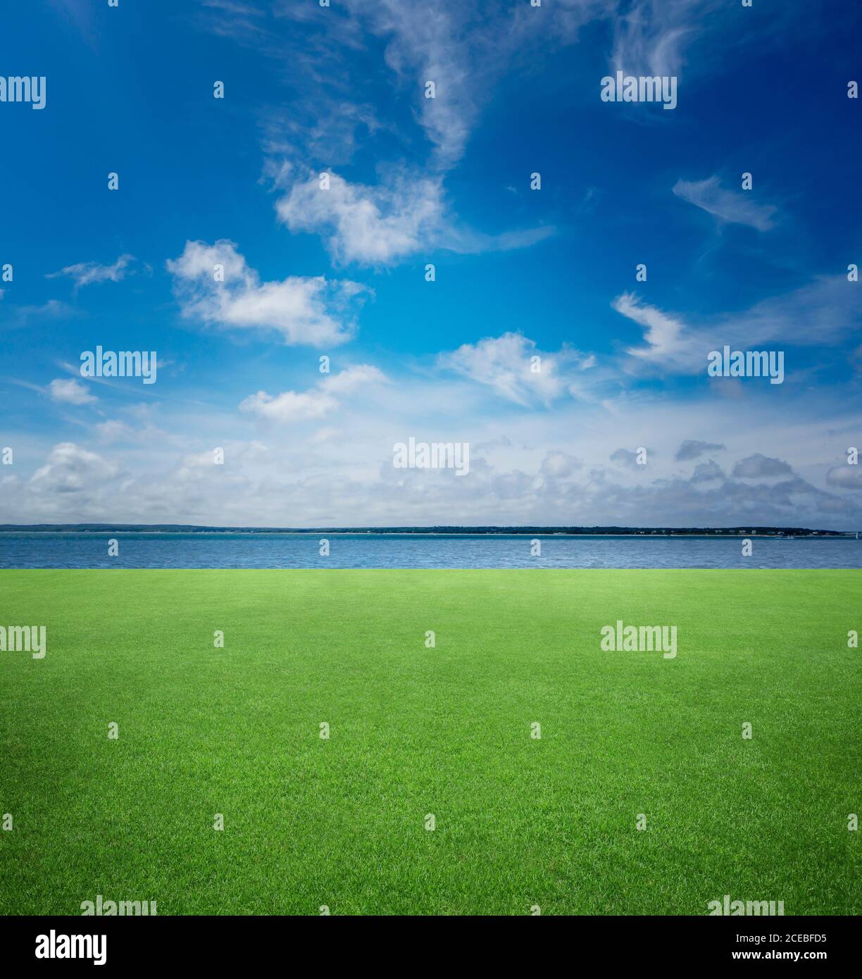 Horizon de la ligne de terre éloignée; mer; ciel de jour et magnifique pelouse coupée Banque D'Images