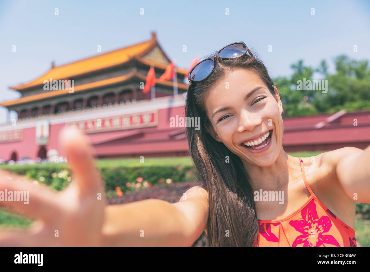 Fille touristique asiatique prenant photo selfie avec téléphone à la place Tiananmen dans la ville de Beijing, Chine. Asie voyage femme chinoise style de vie. Banque D'Images