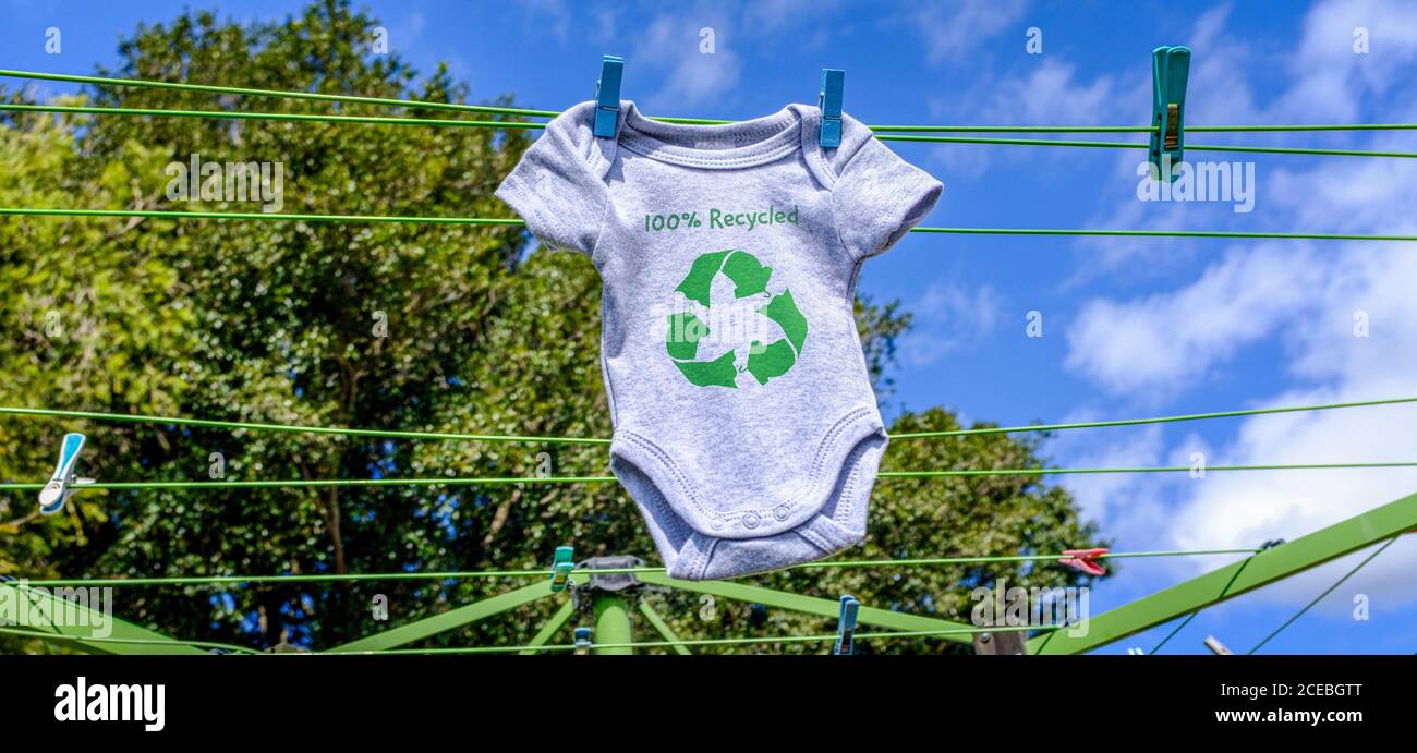 Recyclez l'icône de vêtements sur Babygro séchage extérieur sur la ligne de  lavage avec 100% texte recyclé, durable mode concept illustration  réutilisation, recycler le clothe Photo Stock - Alamy