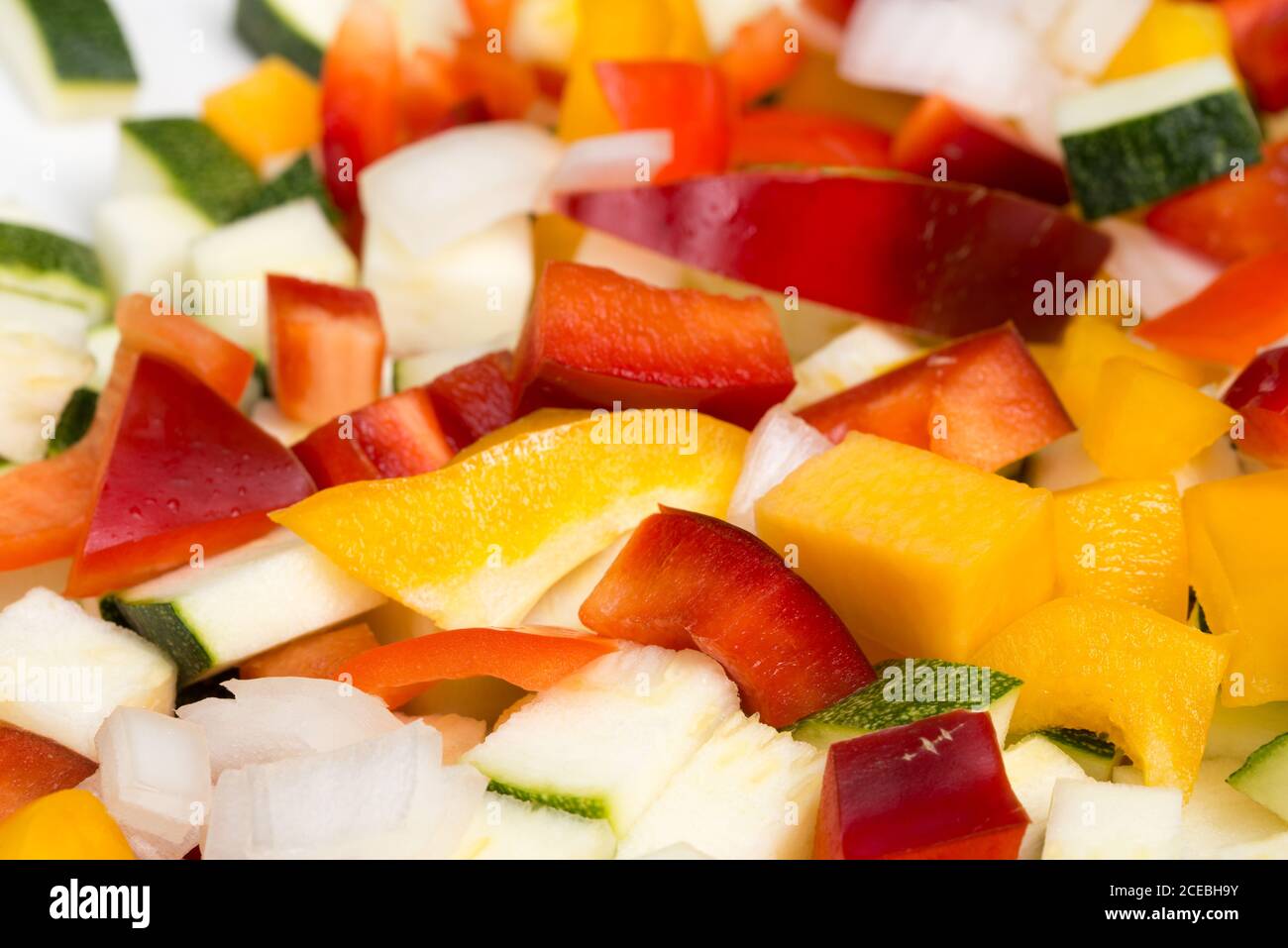 légumes colorés hachés sur des feuilles en gros plan sélectif Banque D'Images