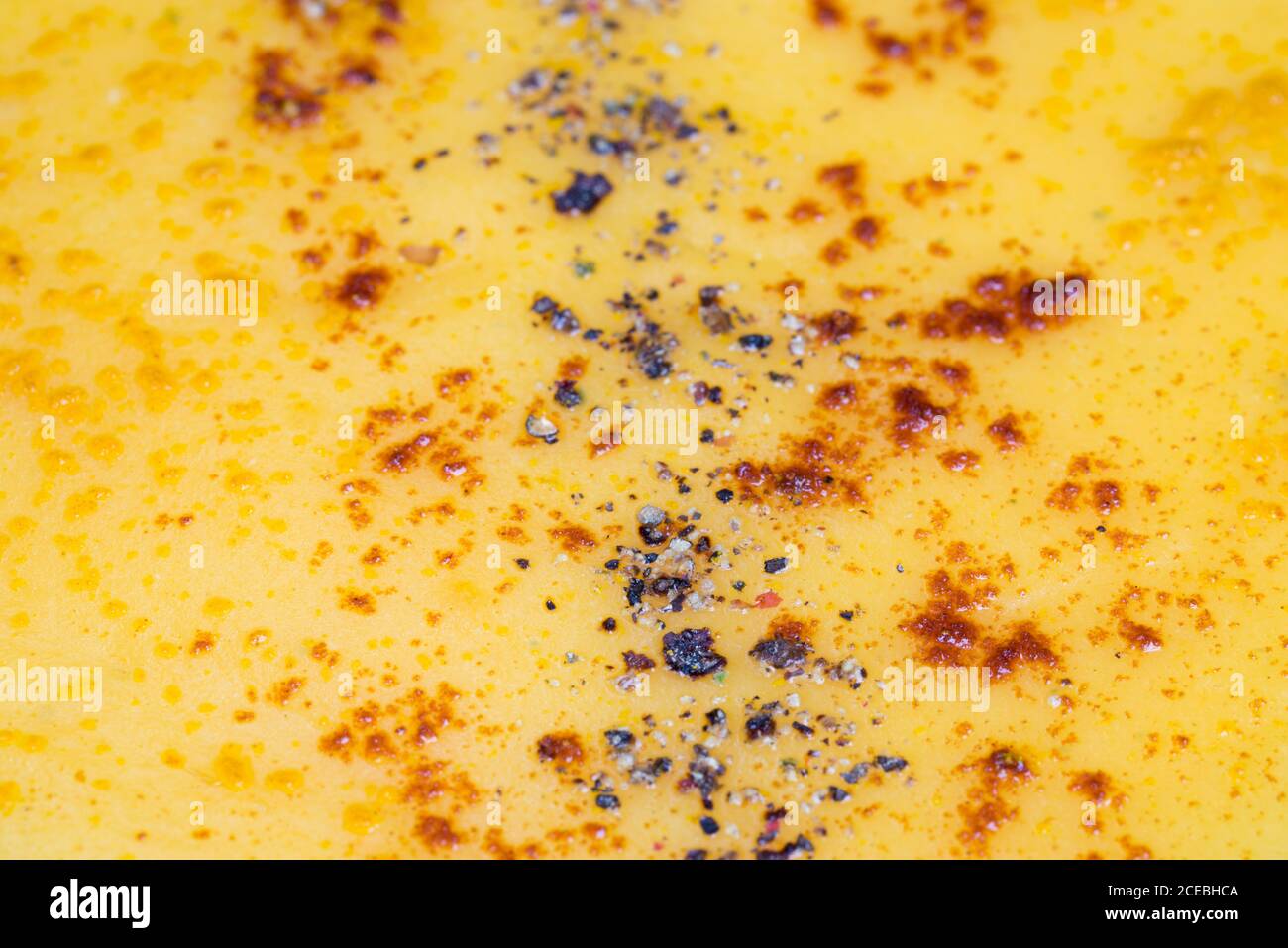 soupe de potiron sur l'assiette avec foyer sélectif de gros plan d'épices Banque D'Images