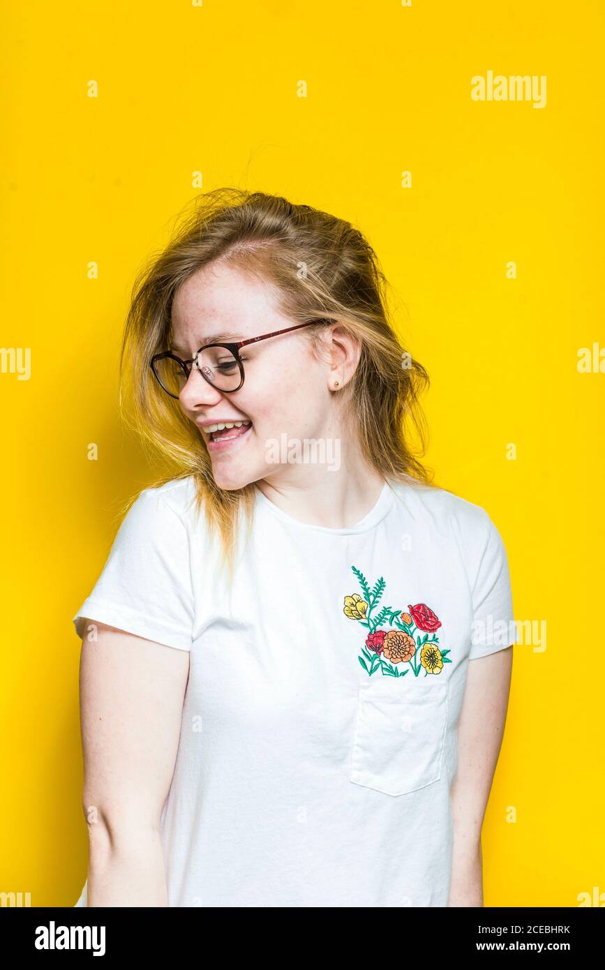 Femme blonde posant dans le mur Banque D'Images