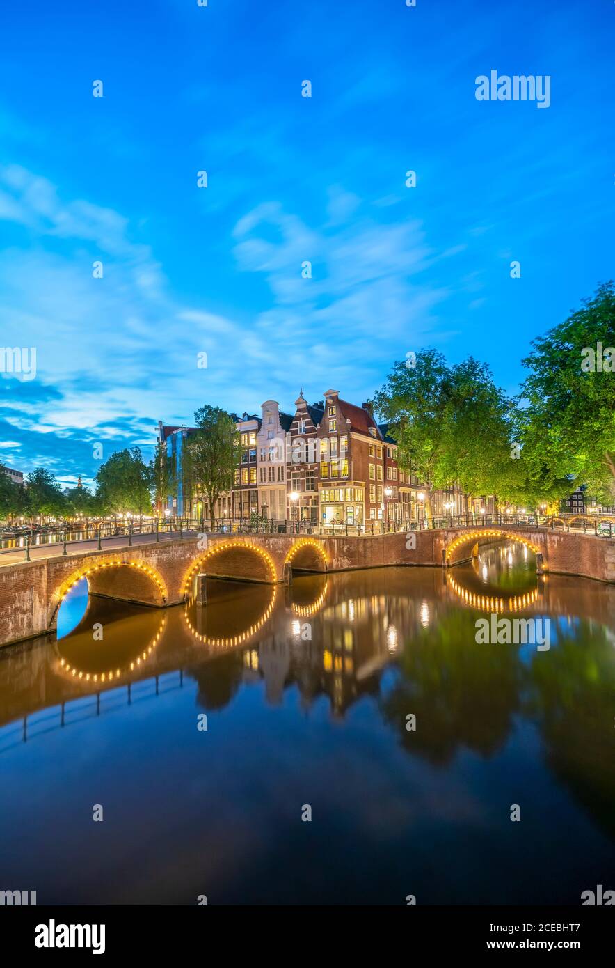 Ponts du canal d'Amsterdam. Canaux et ponts Keizersgracht et Leidsegracht la nuit. Ceinture du canal Grachtengordel d'Amsterdam, Canal Ring, patrimoine de l'UNESCO Banque D'Images