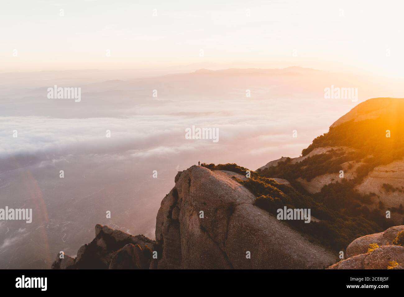 Vue à couper le souffle sur la montagne majestueuse au beau lever du soleil à Barcelone, Espagne Banque D'Images