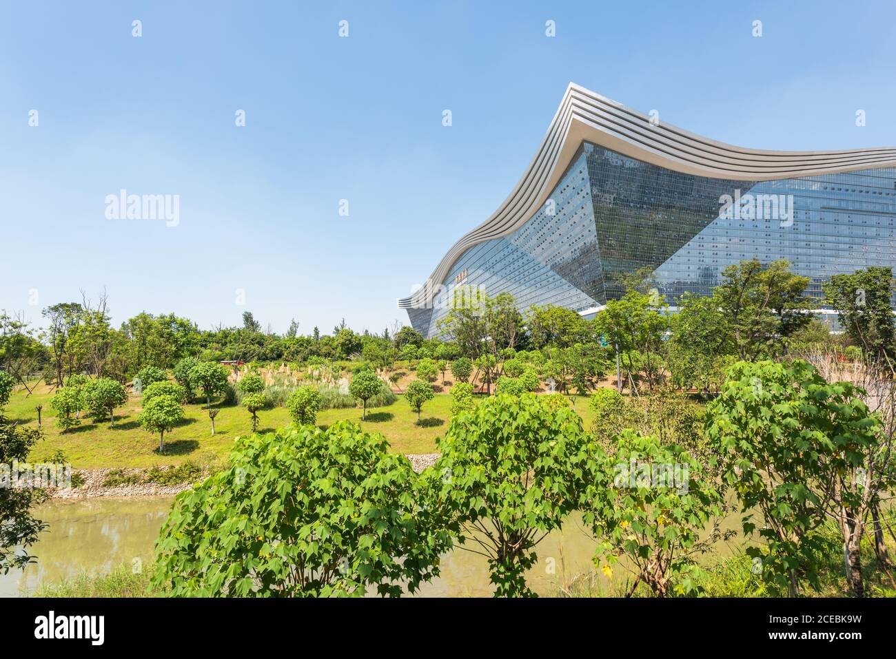 Chengdu, province du Sichuan, Chine - 26 août 2020 : vue sur le bâtiment du Centre mondial du Nouveau siècle depuis le parc Guixi par une journée ensoleillée avec un ciel bleu clair Banque D'Images
