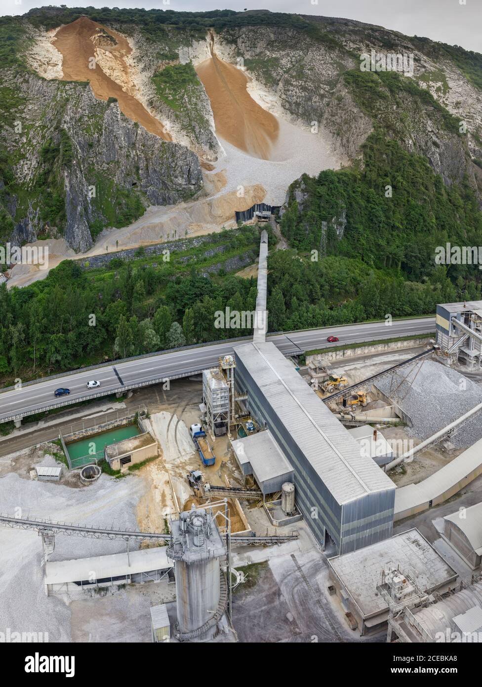 Vue sur l'usine de ciment et la carrière Banque D'Images