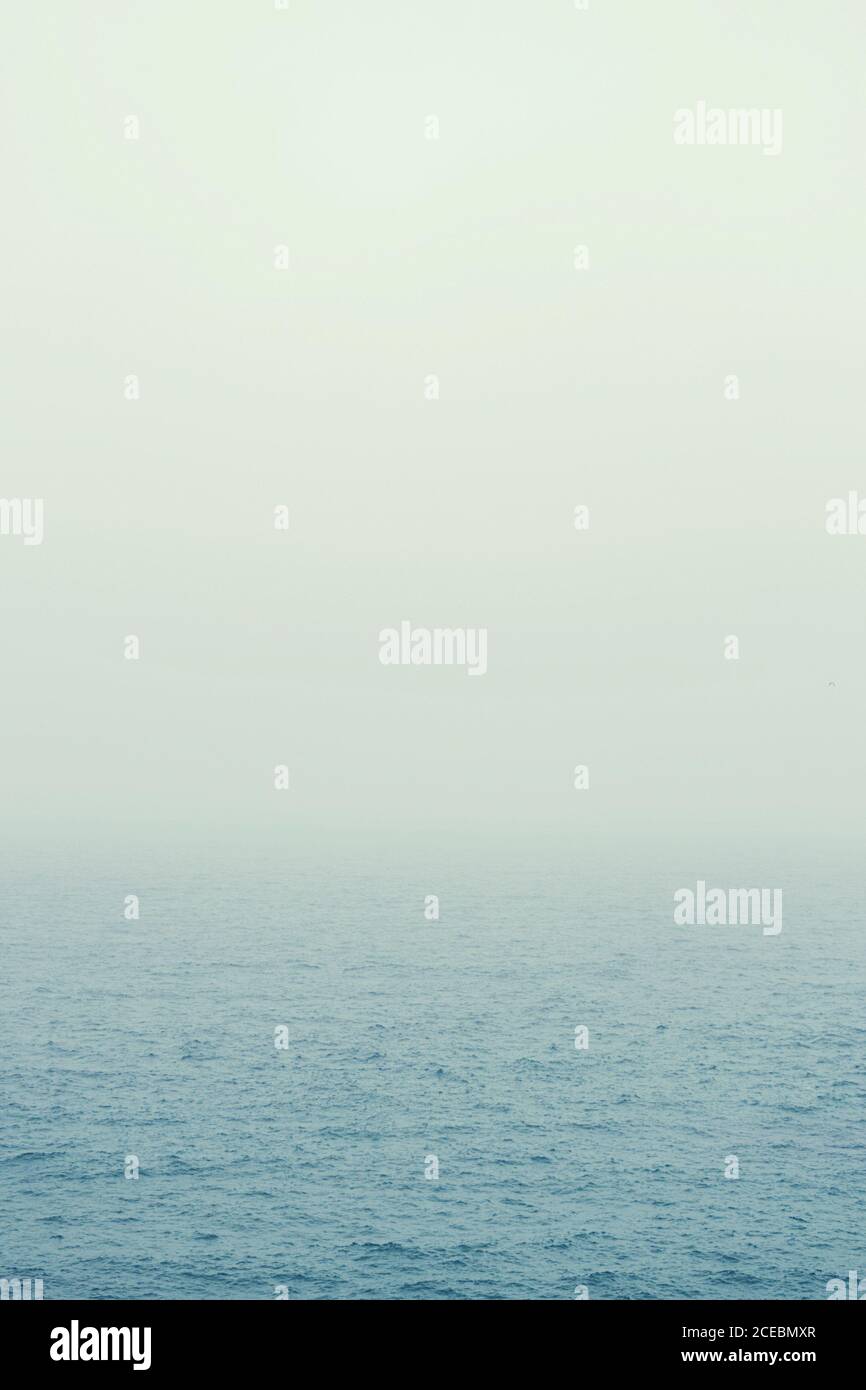 Arrière-plan pittoresque d'azur mer calme surface et brumeux ciel clair le beau jour Banque D'Images