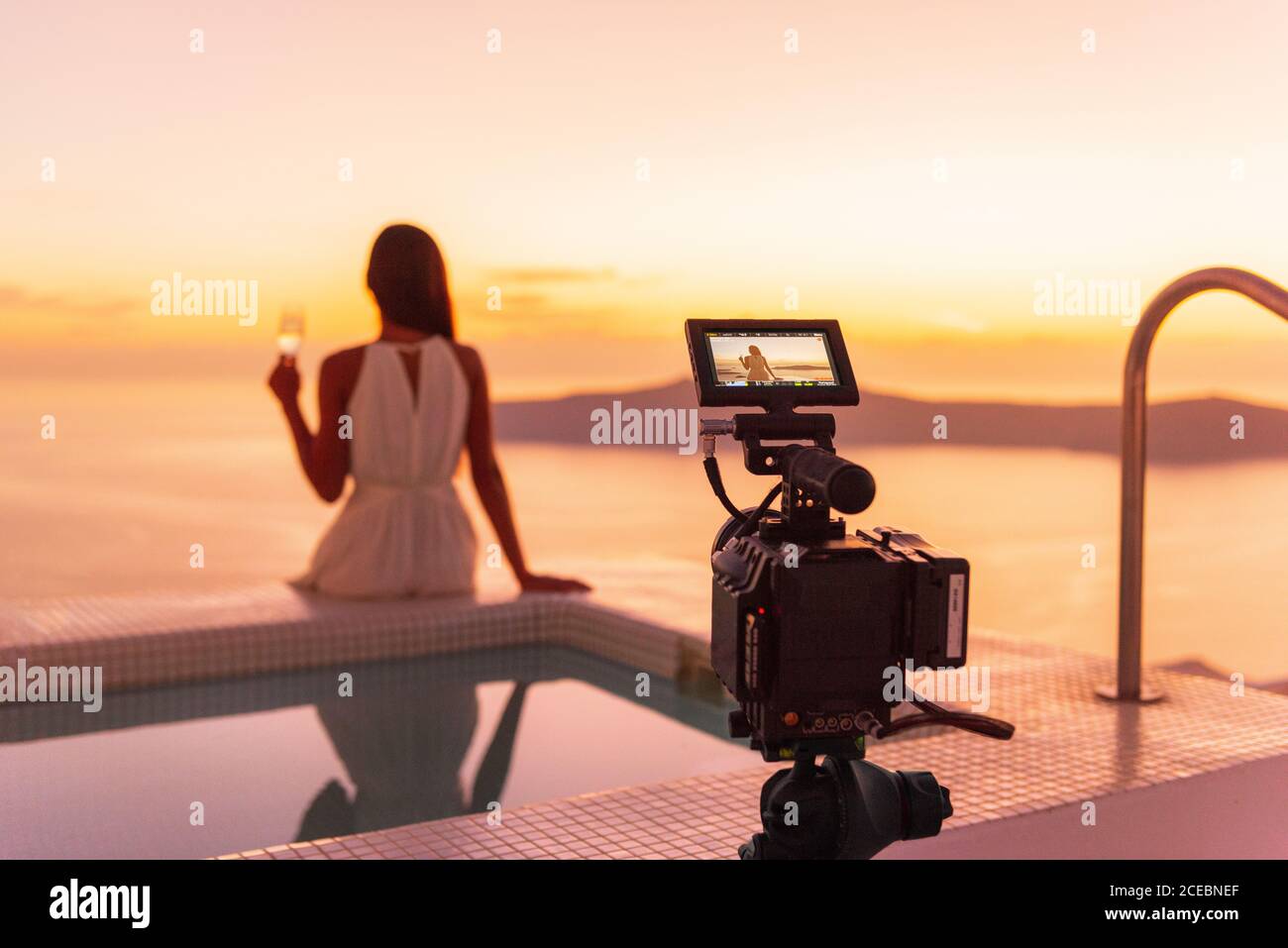 Caméra vidéo actrice filmant femme agissant pour le film sur un hôtel de luxe dans les coulisses de tournage. Equipement de vidéographie professionnel Banque D'Images
