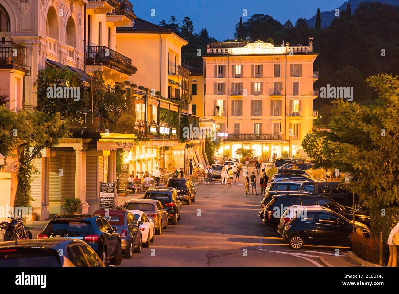 Bellagio. Lac de Côme. Italie - 20 juillet 2019 : rue de nuit à Bellagio  avec touristes, voitures et lumières de lanternes extérieures Photo Stock -  Alamy