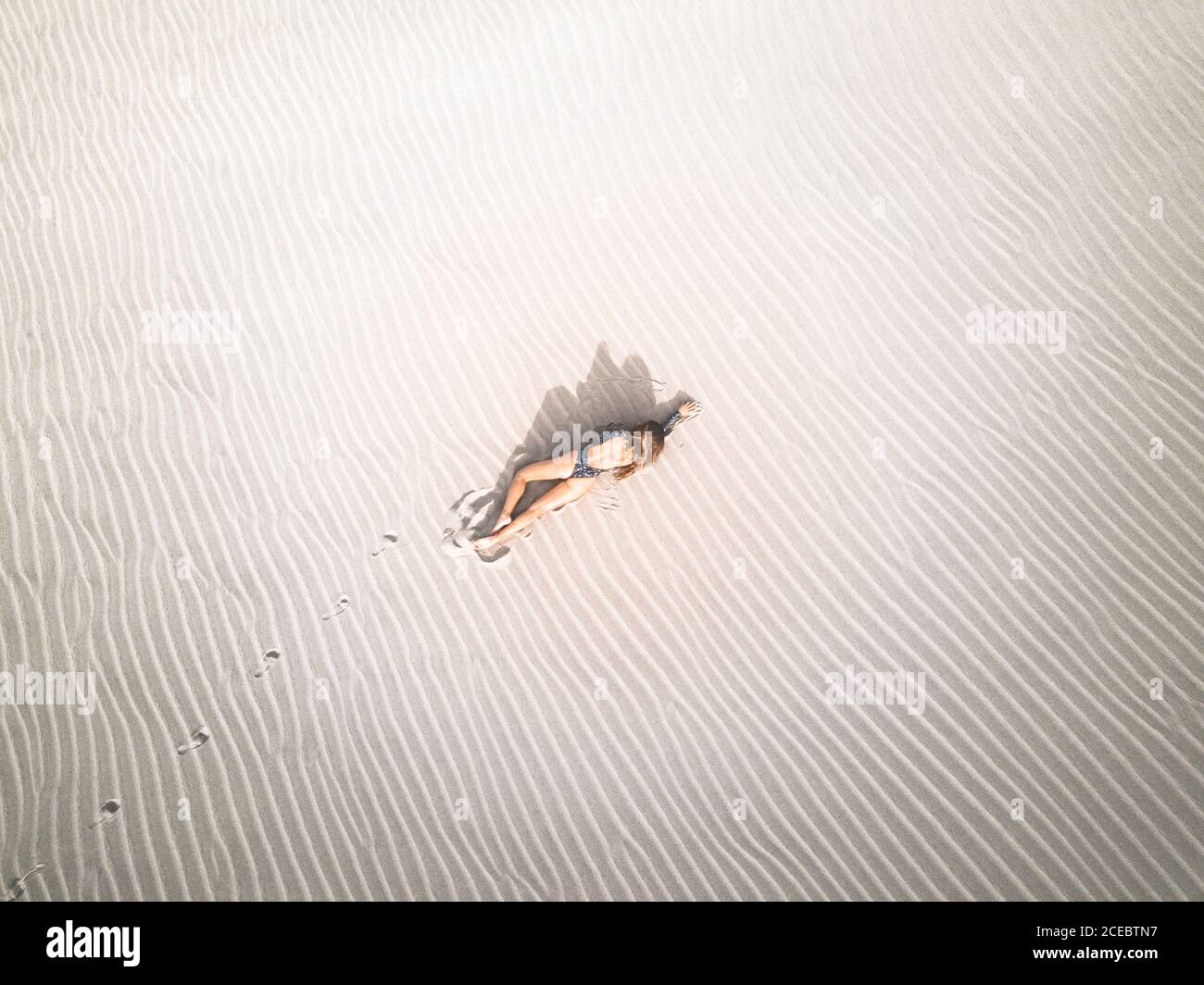 Woman lying on beach Banque D'Images