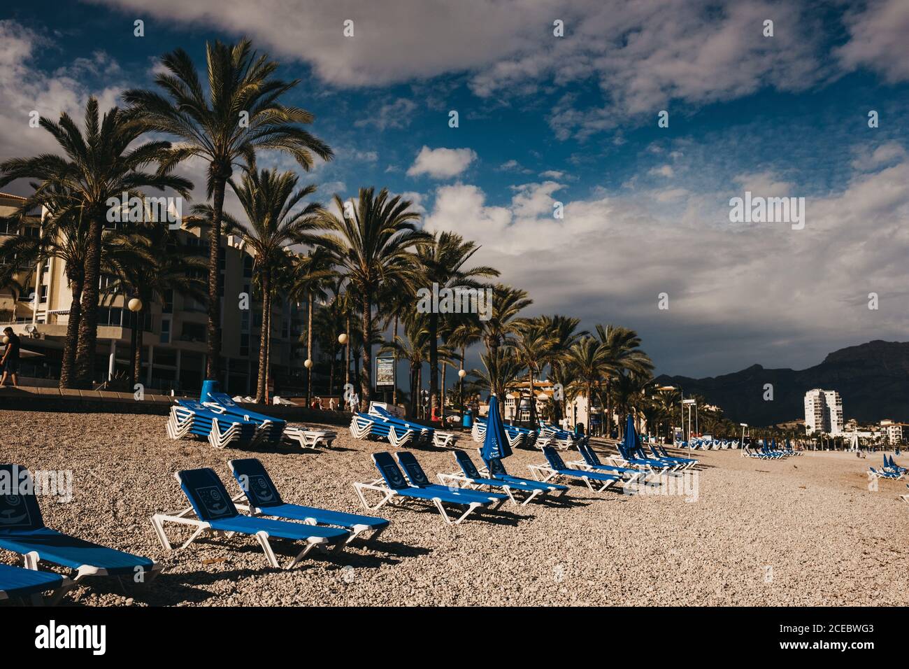 De nombreuses chaises longues vides se trouvent sur une plage de sable par beau temps à Altea, en Espagne Banque D'Images