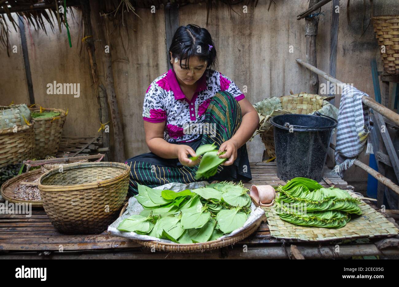 Bagan, Myanmar - juin 25 2012 : femme ethnique qui vend des fleurs dans la rue Banque D'Images
