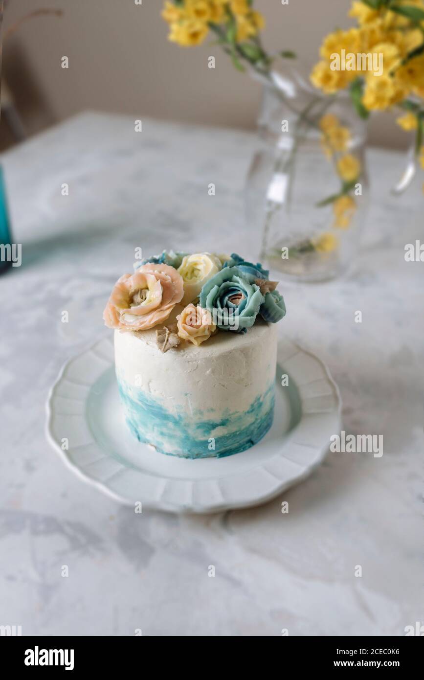 Gâteau Bleu Avec La Petite Boule Douce De Colorfull . Décoration Pour Le  Beurre Et L'argent Du Bekery. Le Gâteau De Colorfull Saut Photo stock -  Image du décoration, dessert: 170016538