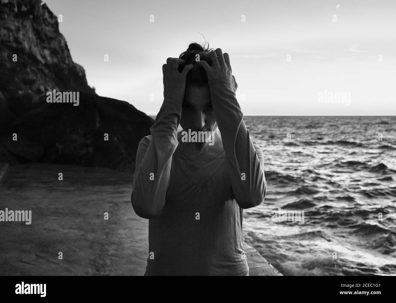 Femme dépressive debout près de la mer Banque D'Images