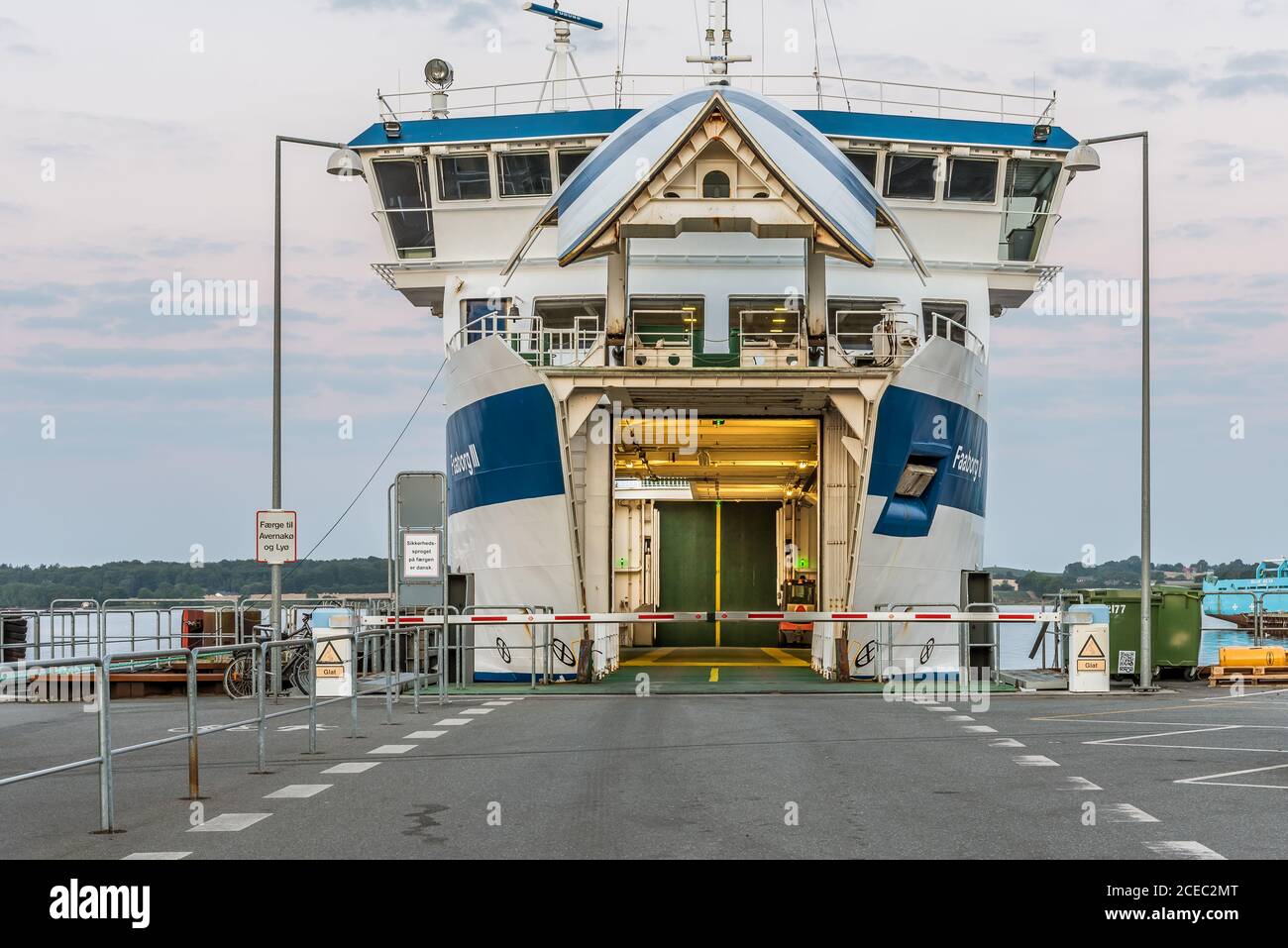 Ferryboat avec un arc ouvert vers Averkano et l'archipel de Funen Sud à la première lumière tôt le matin. Faaborg, Danemark, 16 août 2020 Banque D'Images