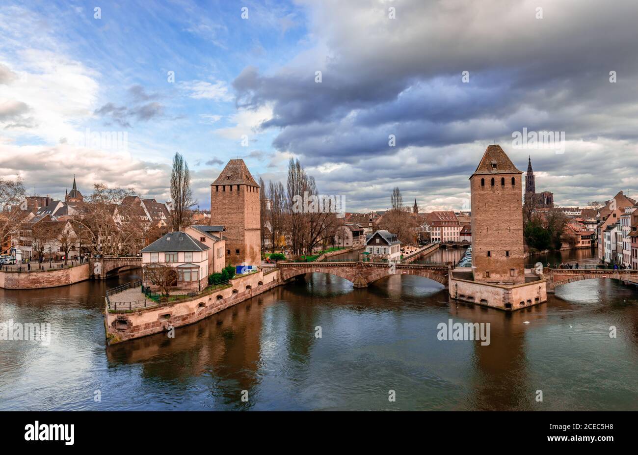 Les ponts Couverts, un ensemble de 3 ponts et 4 tours qui composent un travail défensif érigé au XIIIe siècle sur la rivière Ill à Strasbourg, en France. Banque D'Images