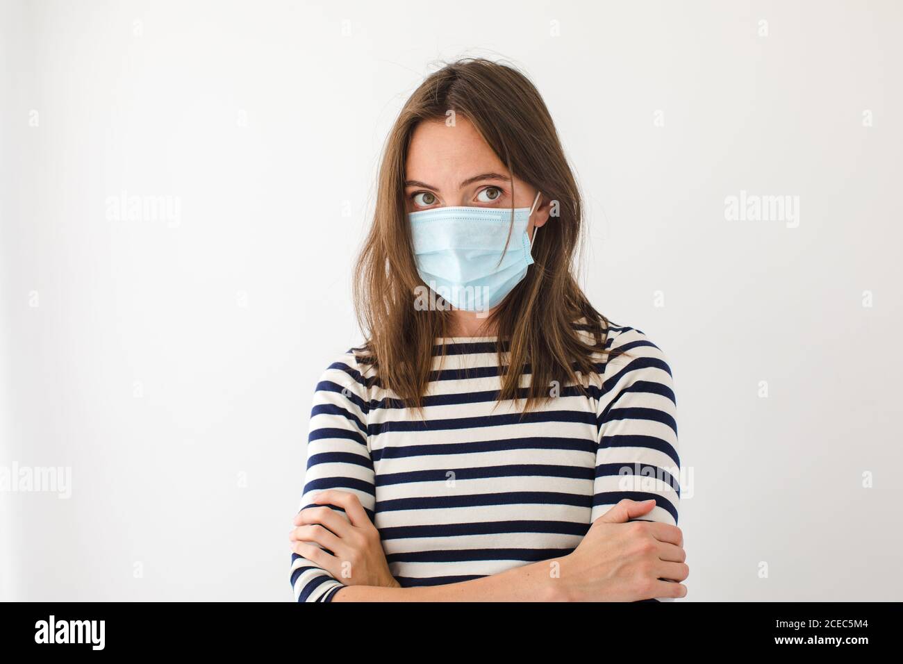 Jeune femme malheureuse dans un masque médical Banque D'Images