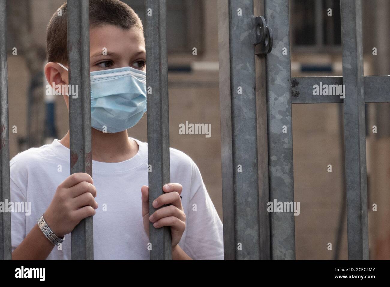 Jérusalem, Israël. 1er septembre 2020. 2.4 millions d'enfants commencent l'année scolaire en Israël dans l'ombre de la COVID-19. Des écoles et des méthodes éducatives ont été adoptées dans des circonstances de coronavirus mettant en œuvre des «capsules» d'au plus 18 élèves, quelques jours d'école à mener à partir de la maison via des ordinateurs basés sur l'âge et les capacités des élèves et la nouvelle norme des masques faciaux obligatoires, la supervision de l'hygiène personnelle et la distanciation sociale. Crédit : NIR Amon/Alamy Live News Banque D'Images