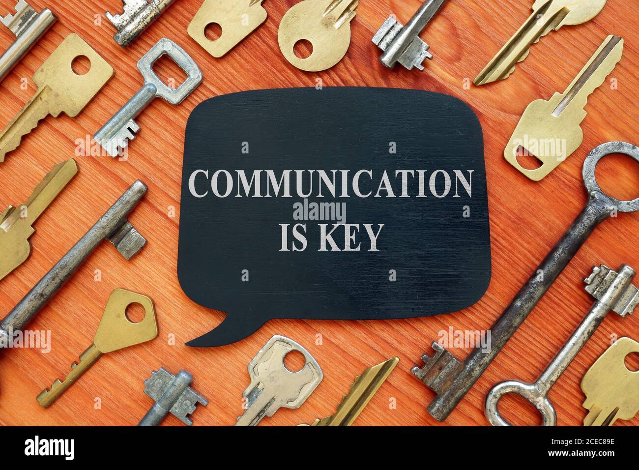 La communication est une citation clé. Plaque signalétique noire sur fond en bois. Banque D'Images