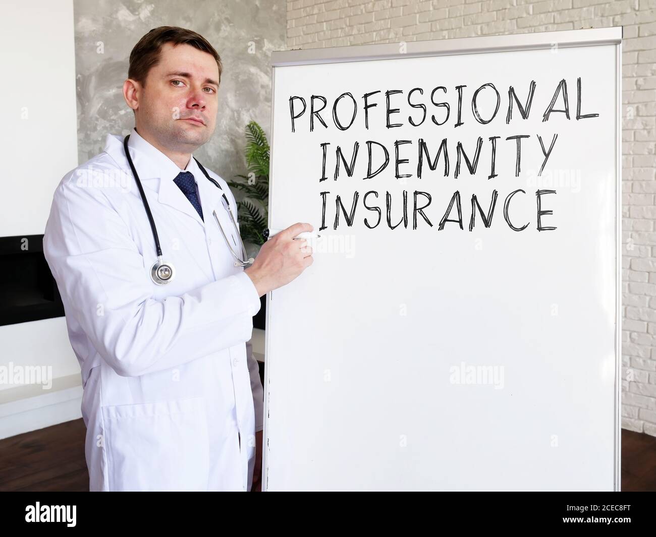 Le médecin a écrit l'inscription assurance d'indemnisation professionnelle médicale. Banque D'Images