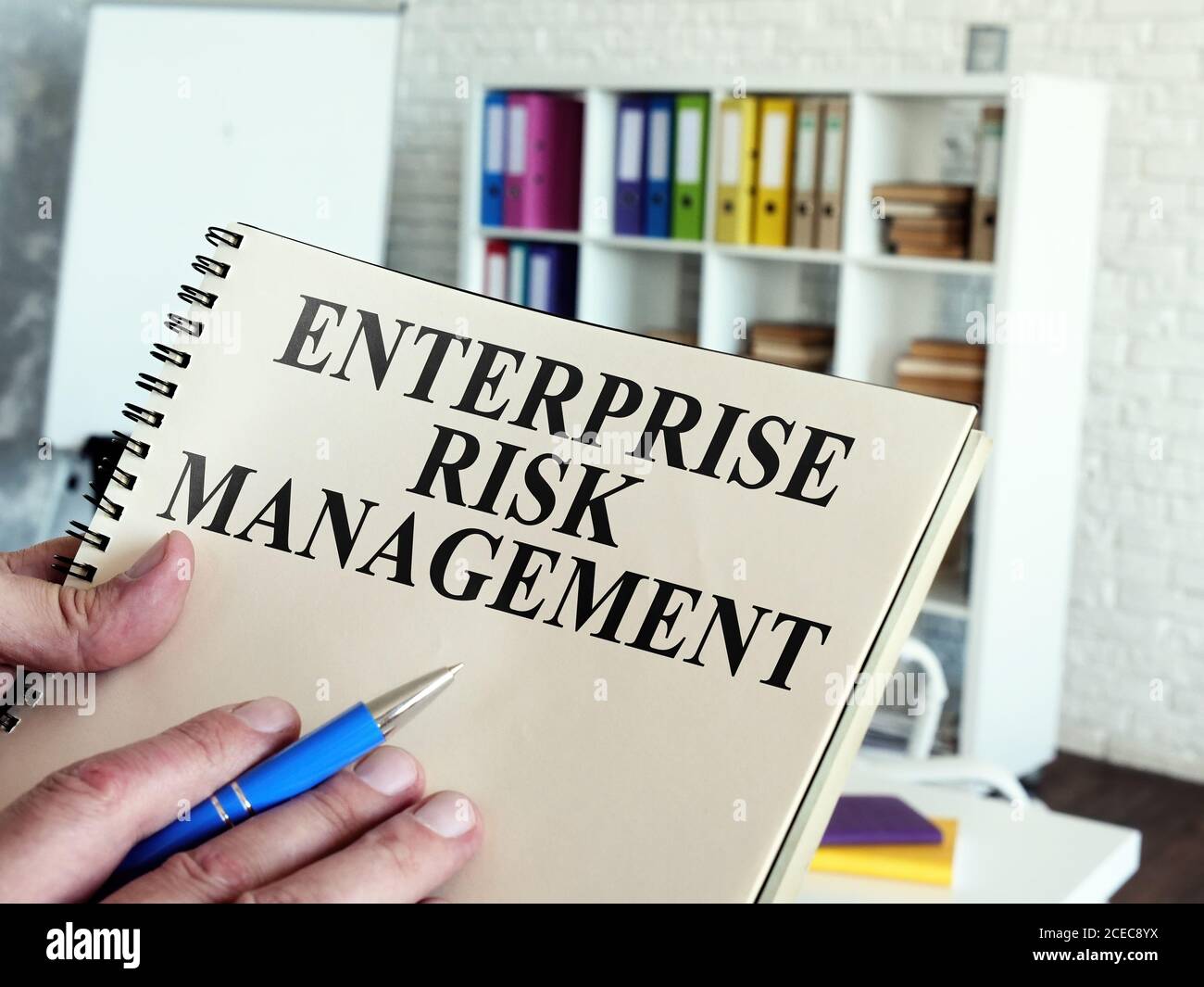 ERM de gestion des risques d'entreprise. Les documents sont entre les mains du responsable. Banque D'Images