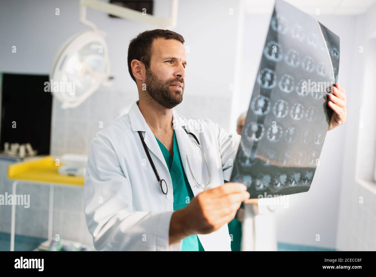 Portrait d'un jeune médecin vérifiant les rayons X à l'hôpital pour établir un diagnostic Banque D'Images