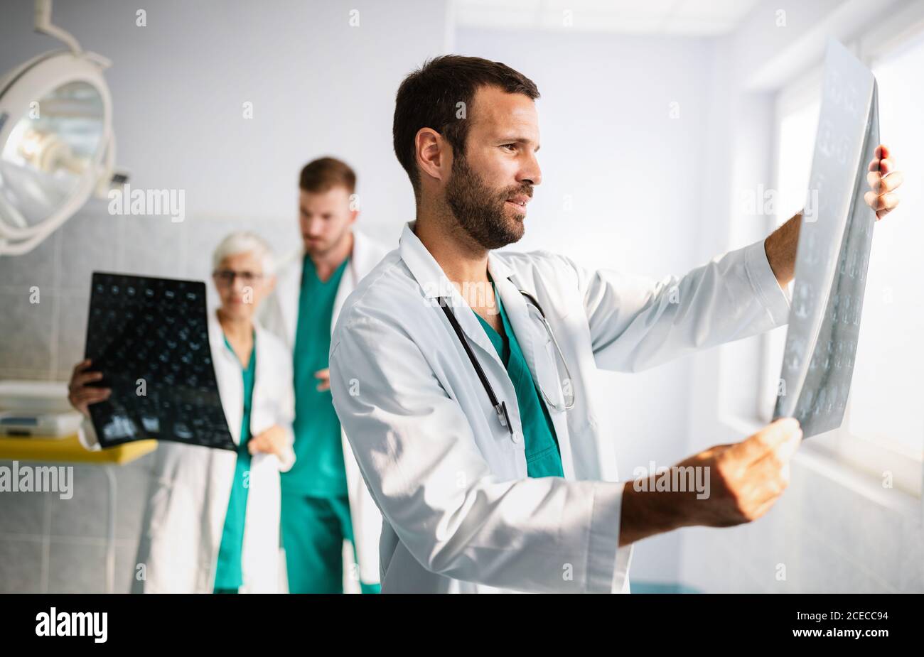 Portrait d'un jeune médecin vérifiant les rayons X à l'hôpital pour établir un diagnostic Banque D'Images