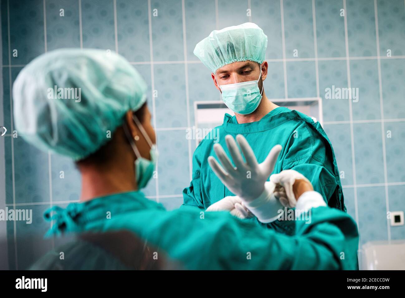 Équipe de chirurgiens dans la salle d'opération se préparant à la chirurgie Banque D'Images