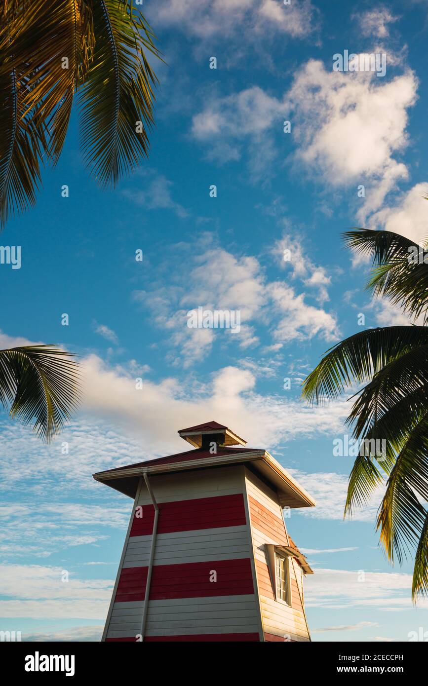 Bord de mer tropical avec petit phare en bois sur la jetée avec des maisons jaunes en rangée, Panama Banque D'Images