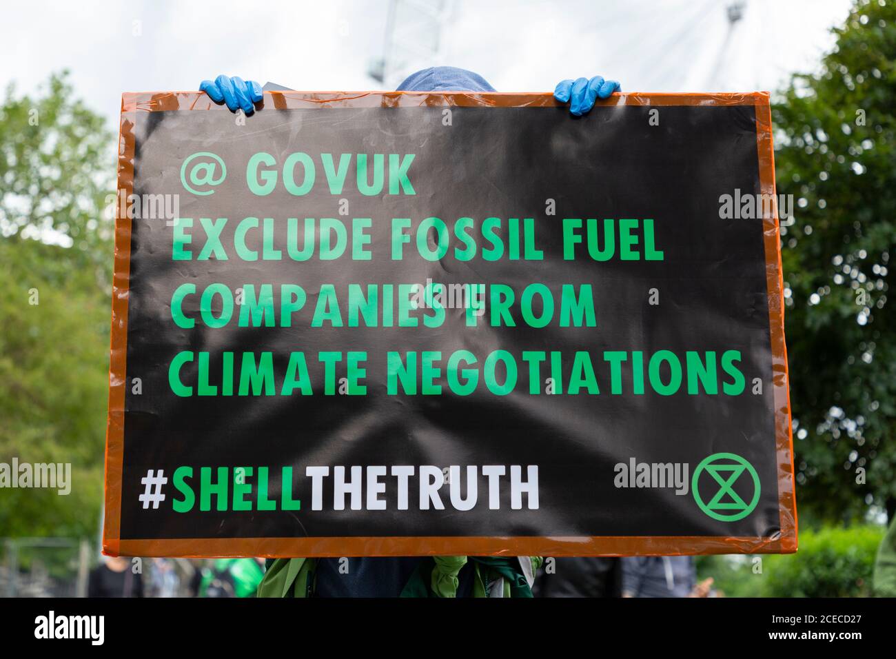 Manifestant tenant un panneau lors d'une manifestation de rébellion d'extinction devant le Shell Center, Jubilee Gardens, Londres, 28 août 2020 Banque D'Images