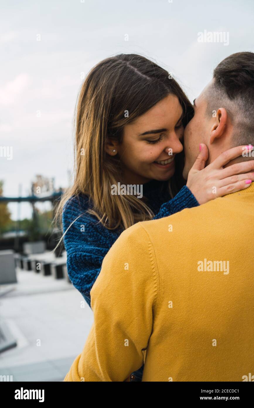 Couple tendre aimant posant dans la rue Banque D'Images