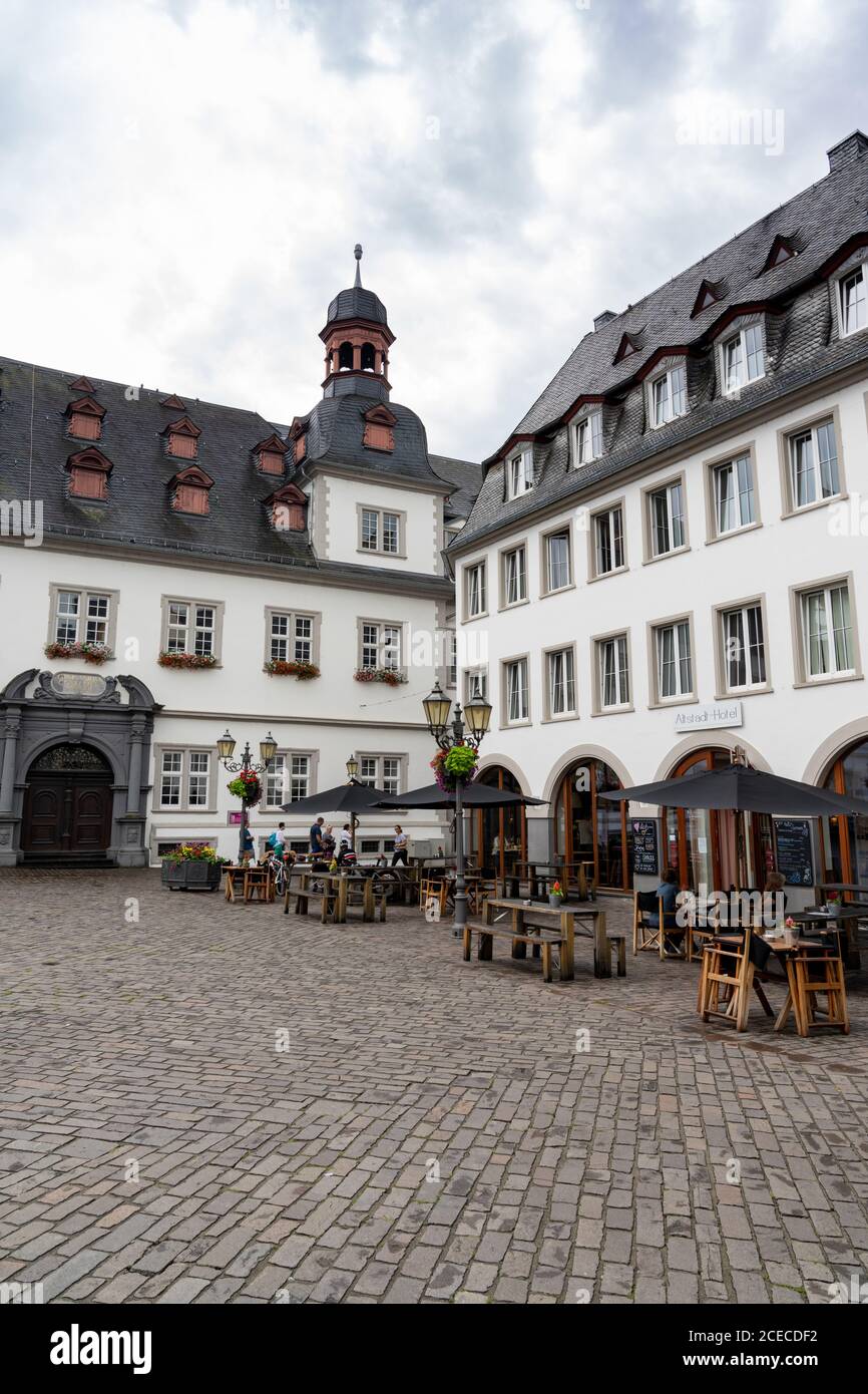 Koblenz, RP / Allemagne - 1er août 2020 : place Jesuitenplatz à Koblenz avec bâtiments historiques et cafés de rue Banque D'Images