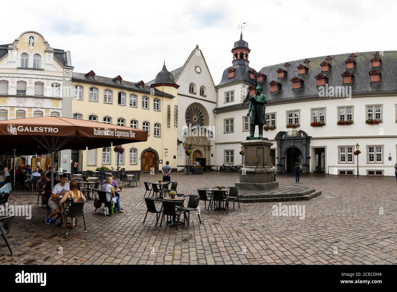 Koblenz, RP / Allemagne - 1er août 2020 : place Jesuitenplatz à Koblenz avec bâtiments historiques et cafés de rue Banque D'Images