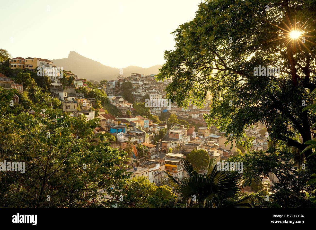 Favela colorée dans la ville de Rio de Janeiro, Brésil Banque D'Images