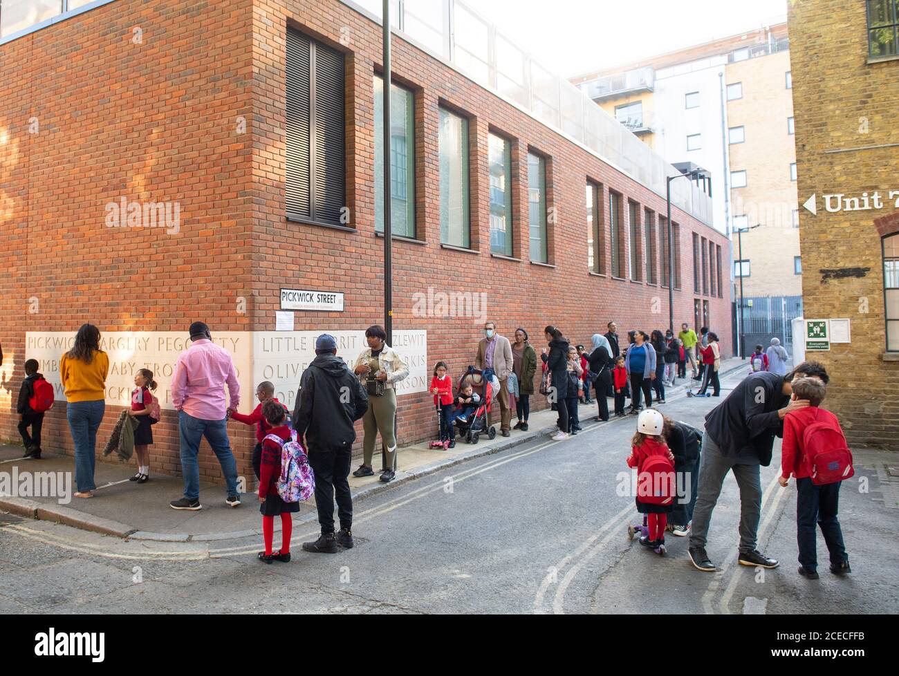 Les élèves et les parents font la queue lors du dépôt le premier jour de retour à l'école primaire Charles Dickens à Londres, alors que les écoles en Angleterre rouvrent aux élèves après le confinement du coronavirus. Environ 40 % des écoles devraient accueillir de nouveau les élèves pour le début du mandat d'automne aujourd'hui, malgré les inquiétudes soulevées quant à leur capacité à rouvrir en toute sécurité. Banque D'Images