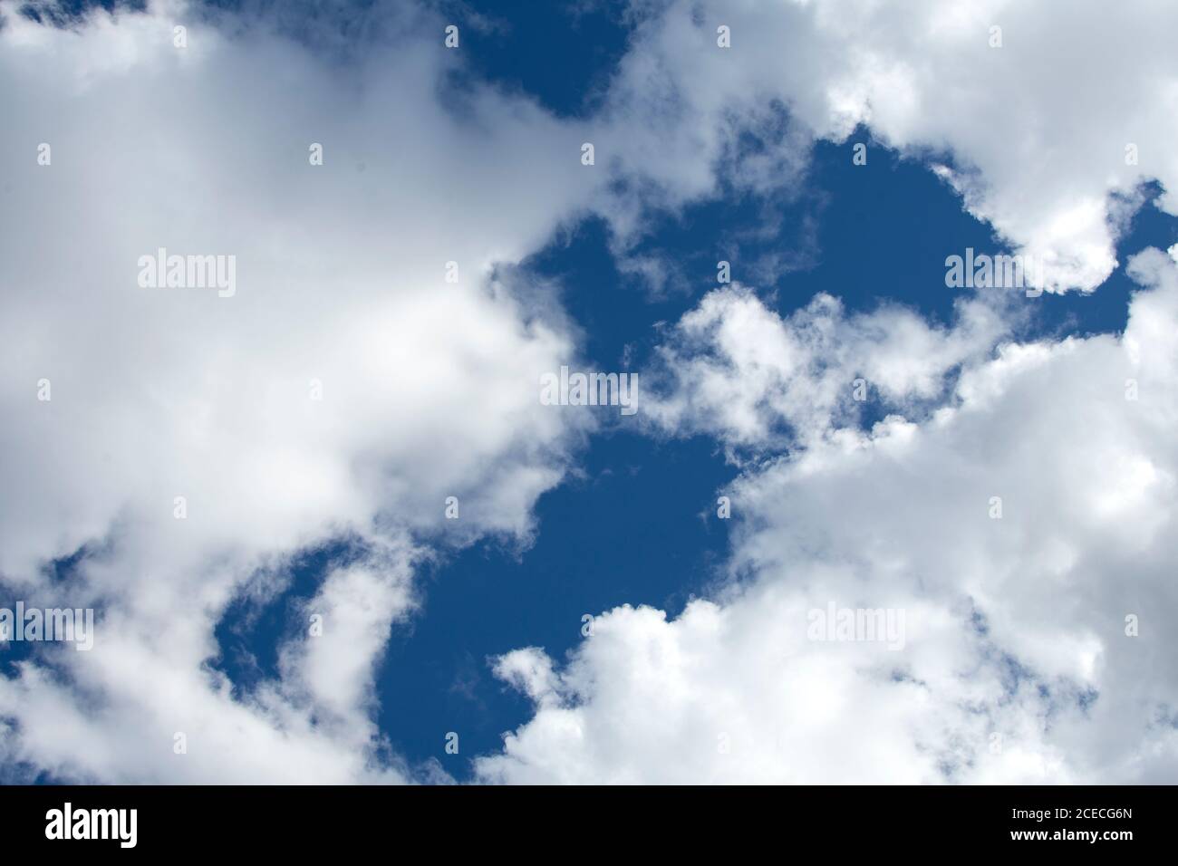 Cloudscape sur ciel bleu comme arrière-plan Banque D'Images