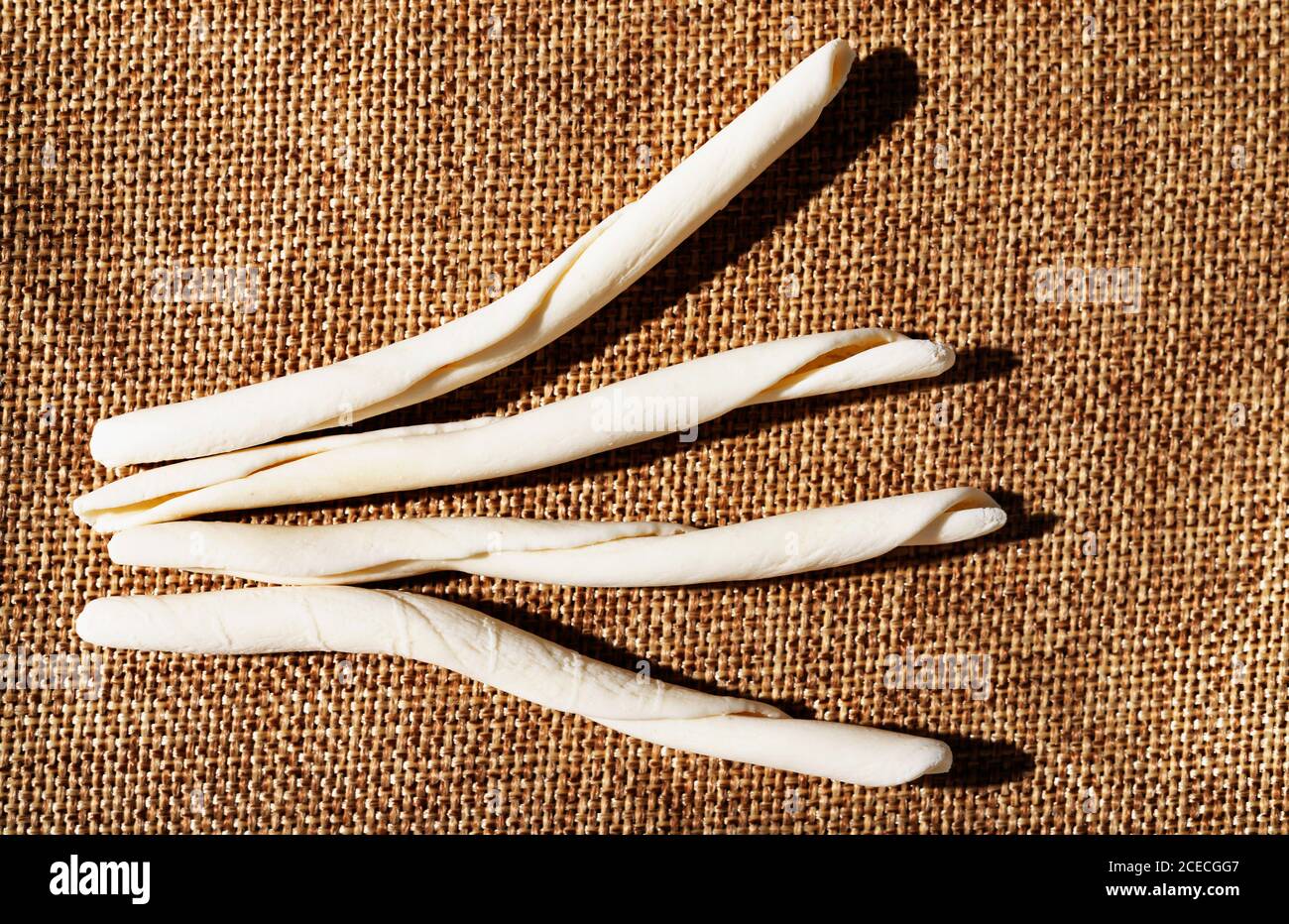 Pâtes italiennes macheroni calabresi sur serviette en coton brun, long et pâtes épaisses faites de semoule de blé dur et d'eau, typiques Pâtes de Calabre Banque D'Images