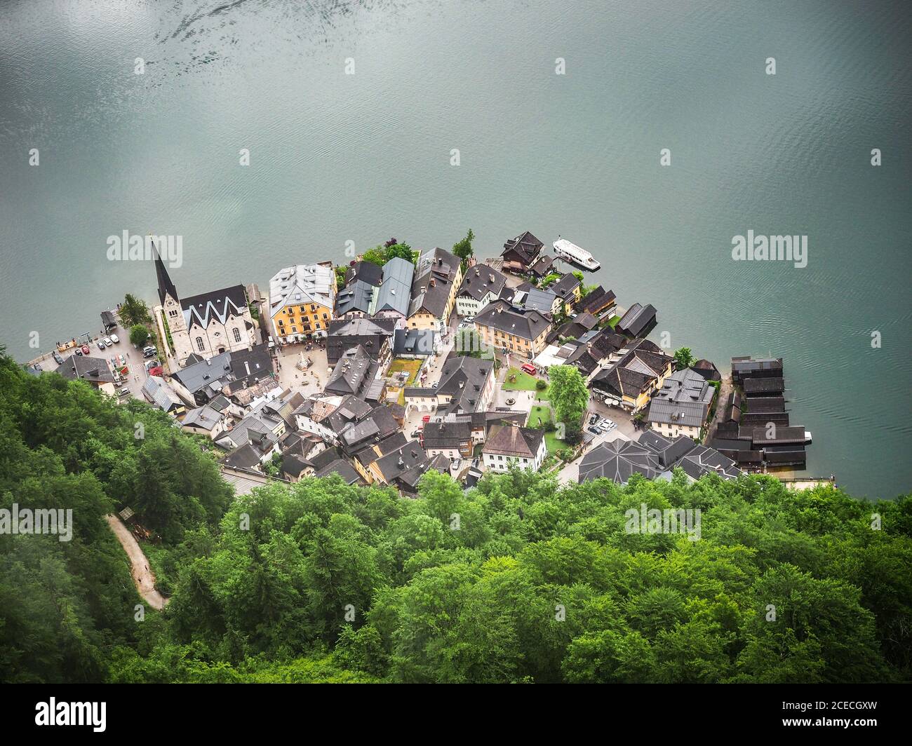 Vue panoramique sur Hallstatt et le lac depuis la plate-forme d'observation de la mine de sel. Hallstatt, région de Salzkammergut, Autriche, 15 juin 2019. Banque D'Images