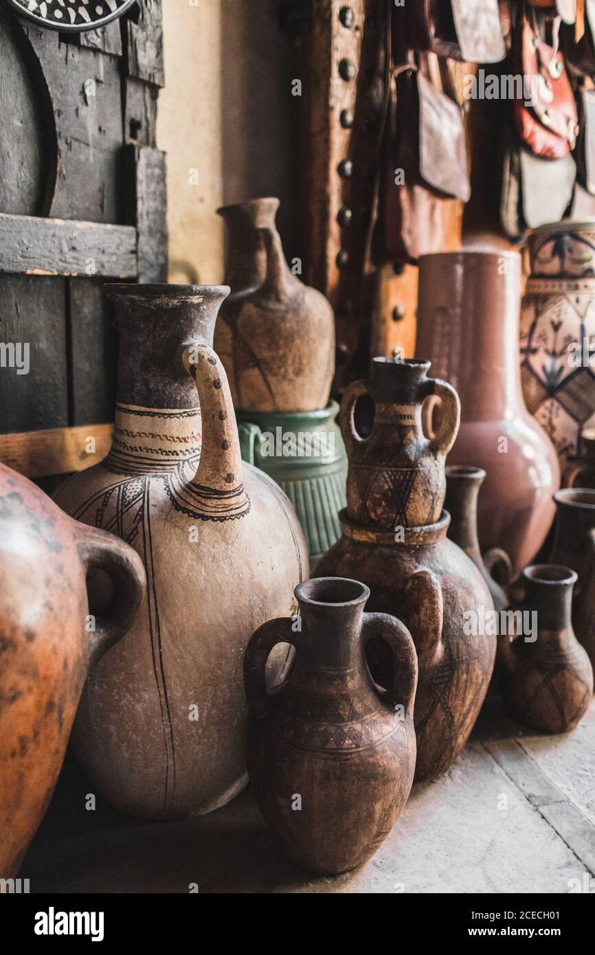 Beaucoup de cruches et vases en argile faits main uniques sur le marché arabe local. Souk à la médina de Marrakech. Banque D'Images