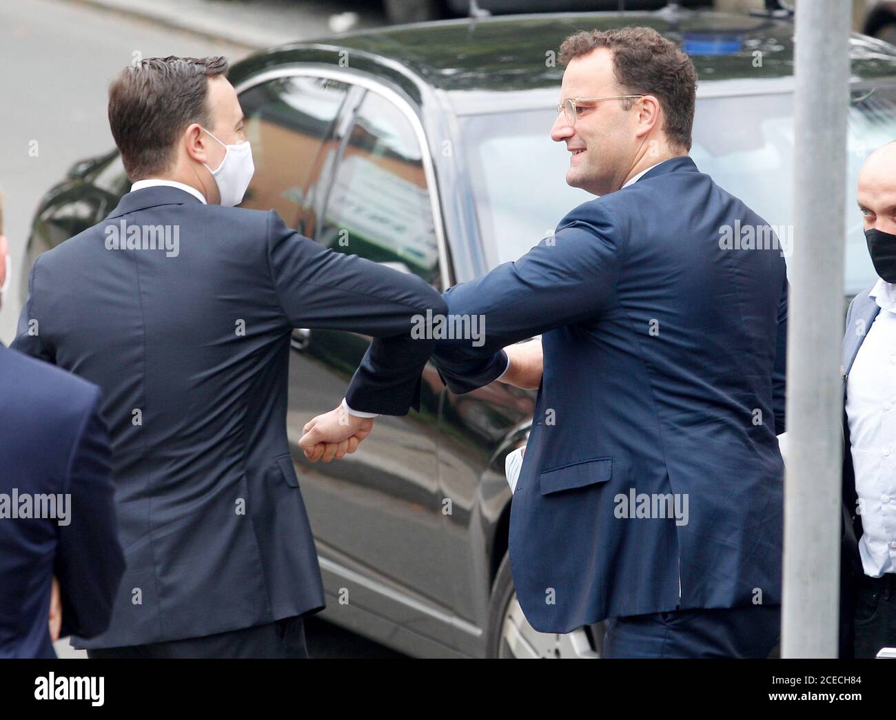 Herne, Allemagne. 1er septembre 2020. Le ministre fédéral de la Santé, Jens Spahn (CDU), et le secrétaire général de la CDU, Paul Ziemiak (l), se souhaitent la bienvenue devant le campus des soins infirmiers du Groupe St. Elisabeth. Ici, les deux politiciens s'informent sur la formation en soins infirmiers. Crédit : Roland Weihrauch/dpa/Alay Live News Banque D'Images