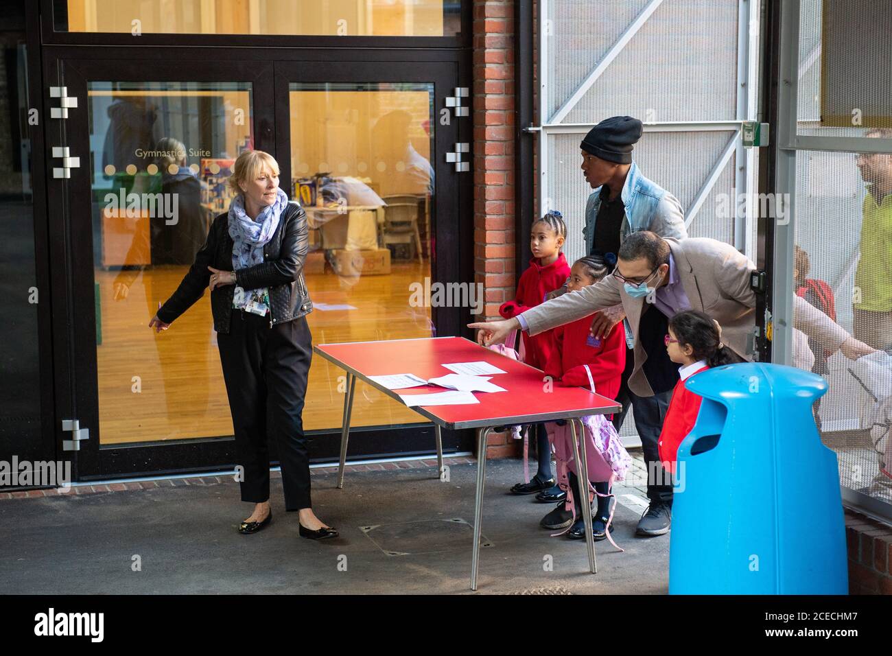 Les élèves et les parents sont au dépôt le premier jour de retour à l'école primaire Charles Dickens à Londres, alors que les écoles en Angleterre rouvrent aux élèves après le confinement du coronavirus. Environ 40 % des écoles devraient accueillir de nouveau les élèves pour le début du mandat d'automne aujourd'hui, malgré les inquiétudes soulevées quant à leur capacité à rouvrir en toute sécurité. Banque D'Images