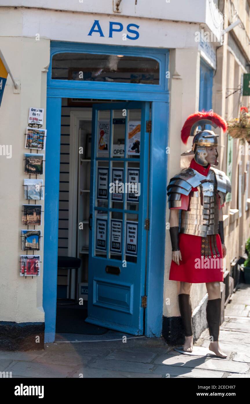 Un mannequin de vitrine vêtu d'un uniforme romain à côté de l'abbaye de Bath dans la ville romaine de Bath à Somerset, en Grande-Bretagne Banque D'Images