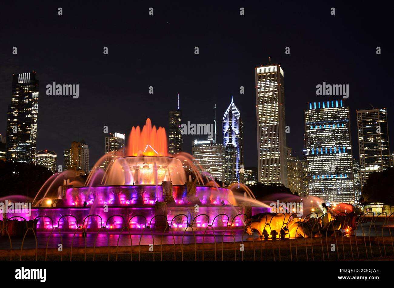 Chicago Night Buckingham Fountain illuminé par une lumière colorée Banque D'Images