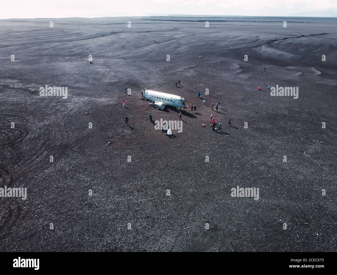 Avion dans un désert sombre en Islande Banque D'Images